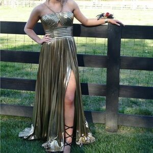 Gorgeous, elegant, and classy Sherri Hill size 2 Gold prom Dress
